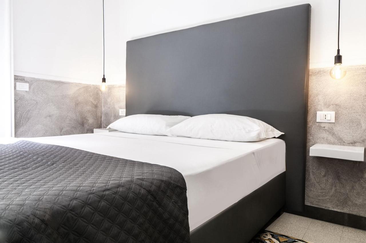 โตเลโดสต็อป Hotel เนเปิลส์ ภายนอก รูปภาพ A bed