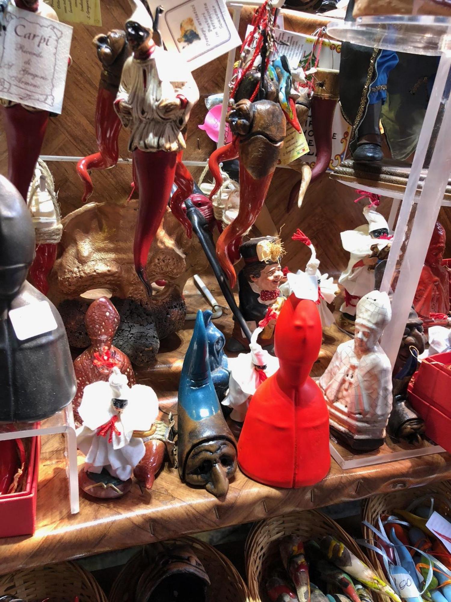 โตเลโดสต็อป Hotel เนเปิลส์ ภายนอก รูปภาพ A collection of various types of Christmas tree ornaments