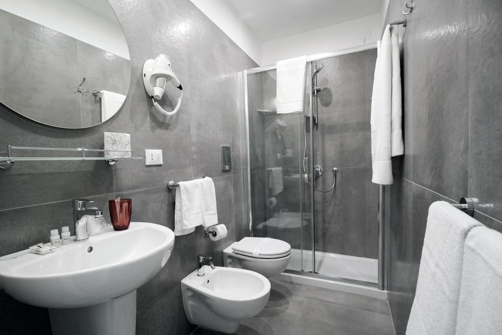 โตเลโดสต็อป Hotel เนเปิลส์ ภายนอก รูปภาพ A modern bathroom