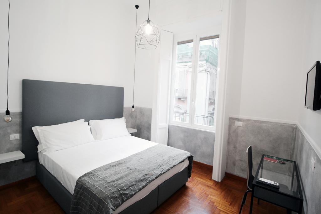 โตเลโดสต็อป Hotel เนเปิลส์ ภายนอก รูปภาพ A bedroom at the hotel