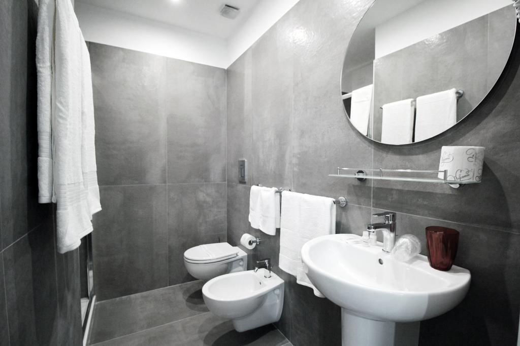 โตเลโดสต็อป Hotel เนเปิลส์ ภายนอก รูปภาพ Bathroom