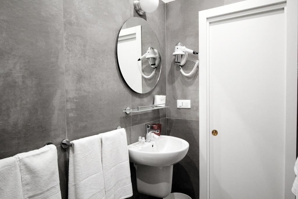 โตเลโดสต็อป Hotel เนเปิลส์ ภายนอก รูปภาพ Bathroom