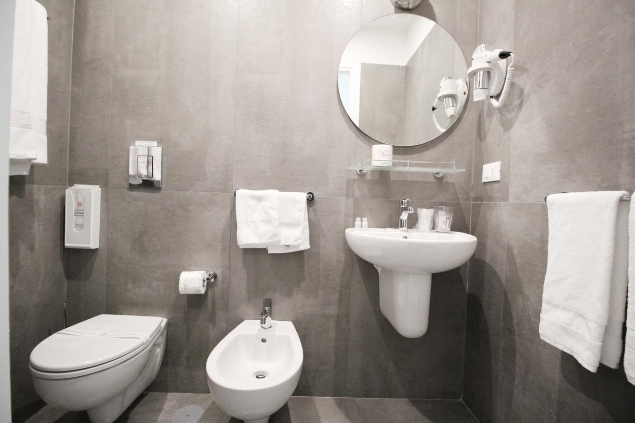 โตเลโดสต็อป Hotel เนเปิลส์ ภายนอก รูปภาพ A bidet in a hotel bathroom