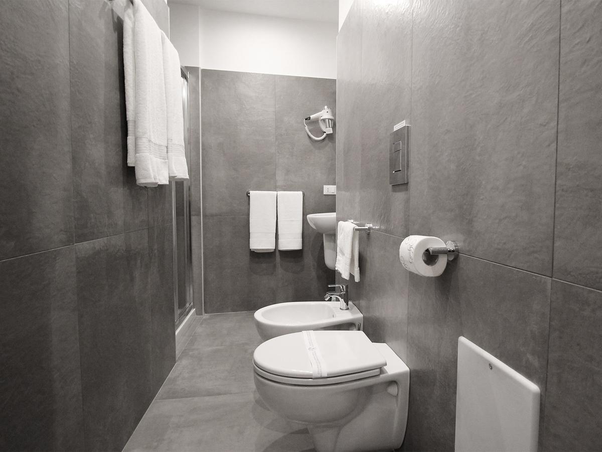 โตเลโดสต็อป Hotel เนเปิลส์ ภายนอก รูปภาพ Bathroom with bidet