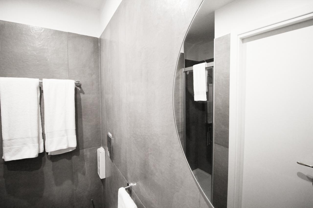 โตเลโดสต็อป Hotel เนเปิลส์ ภายนอก รูปภาพ Bathroom with polished concrete