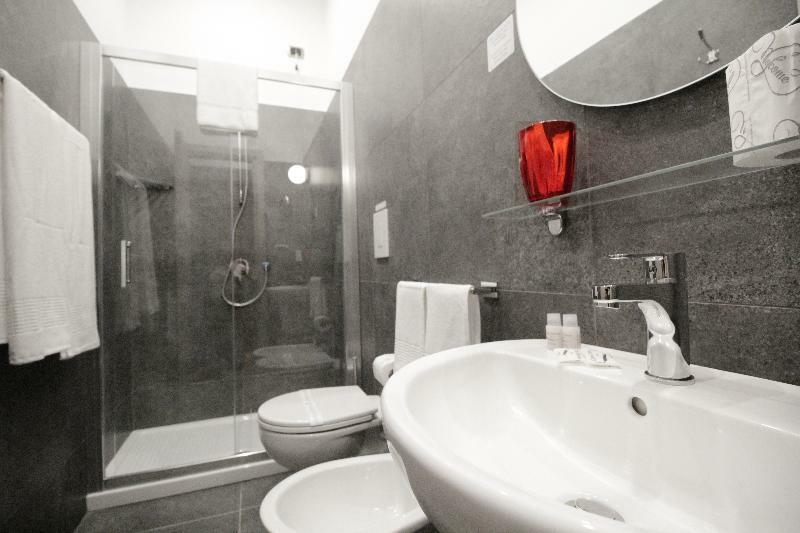 โตเลโดสต็อป Hotel เนเปิลส์ ภายนอก รูปภาพ A modern bathroom
